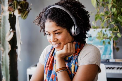 Picture of woman listening to the guidance on Advicenow
